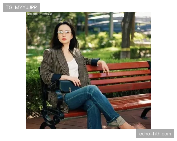 刷到李梦拿着名牌包躺床的那张，我差点把咖啡喷屏幕